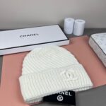 💰Chanel官网品质香奈儿秋冬网红时尚博主推荐款针织帽，藏着不动声色的高级感，每一处线条都透着利落大方，简约而不简单，大方且不失格调，处处细节都彰显着高端品味，时尚感在克制中愈发耐人寻味。 - Image 4