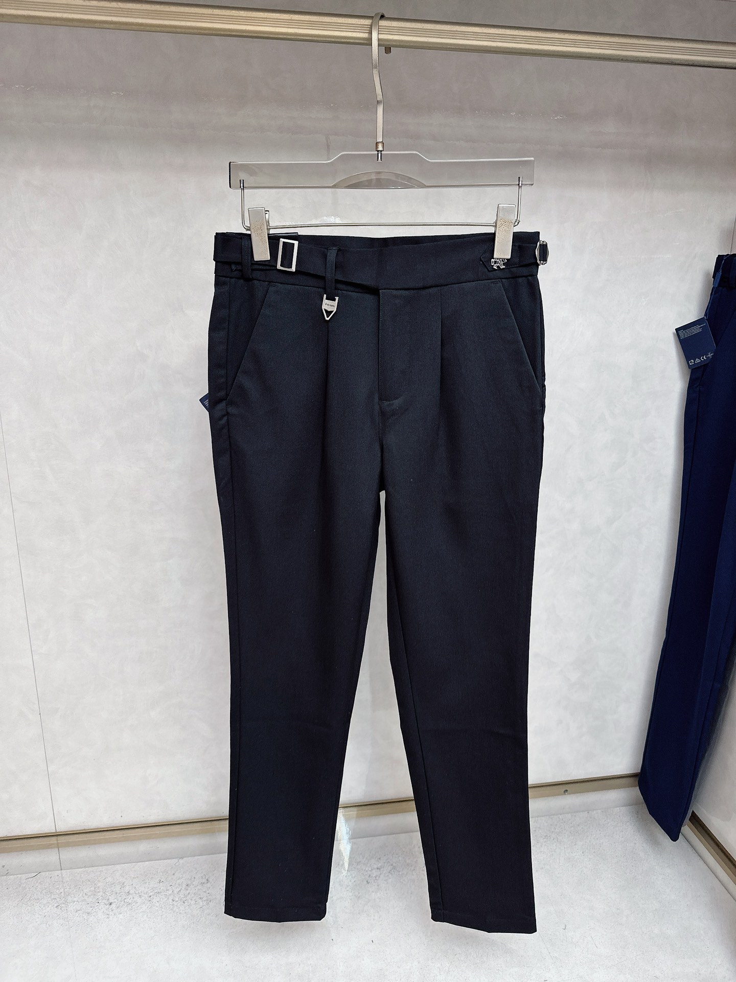 Prada's latest collection for autumn/winter 2025 in Asia! High end customized slim fit business casual pants with original hardware, suitable for daily business and leisure. The upper body effect is super positive, the three-dimensional slim fit lifts the buttocks, and the leg lines are fully highlighted. It contains special cotton fabric from Tencel! Belonging to the type of yarn dyed cotton! The texture is tight and delicate, making the upper body very comfortable and stylish, and extremely practical and versatile. It is definitely worth buying! Regular customers must receive recommendations!! Size: 29-36