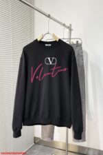 H463 VA 🔥 Valentino -2025 explosive new model, the highest version of fashionable pullover hoodie, a classic that must be released every year. Highly favored and respected by major celebrities, we carefully select high-end European cotton blended fabrics, produce them with heavy craftsmanship, and design the original hardware accessories logo. They are soft, smooth, and have a dense texture! Fashionable and stylish upper body! One of the impeccable must-have styles for autumn! M-3XL