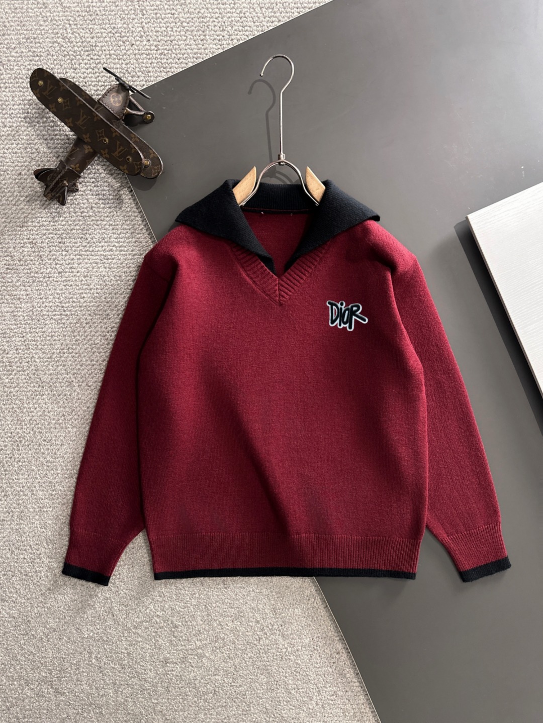The latest winter sweaters on Dior 2025 official website, synchronized with popular items on sale at counters! Specially supplied wool blended fabric Comfortable to feel It can directly touch the skin, with exquisite embroidered logos and badges that are extremely eye-catching! Details highlight the fashionable charm of big brands Exquisite craftsmanship Stereoscopic cutting style The wearing effect is unbeatable and handsome! All three standards are complete! Size: M-3XL