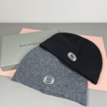 Comes with dust bag👒 Balenciaga 👒 Balenciaga official website quality in stock (non market ordinary goods, pay attention to details) autumn and winter new letter logo woolen hat, unisex knitted hat 🔥 Elegant temperament, warm and comfortable 👍 - Image 4