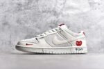 #NK SB Dunk Low 川久保玲联名-猪八米白勾 周年高端定制 低帮休闲板鞋 KK1333-004
#定制鞋盒 大厂纯原品质出货 超高清洁度 皮料切割干净无任何毛边 细节完美 
尺码：36 36.5 37.5 38 38.5 39 40 40.5 41 42 42.5 43 44 44.5 45