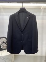 LV2025 autumn new men's casual wool suit jacket, made of high-end custom high-density suit fabric, with finished garments treated with silk gloss, super soft and comfortable, with an excellent texture. Fashionable and stylish upper body, meticulously crafted. The visual effect is super strong. Original tailoring at the counter, all original hardware accessories, and a unique trendy item in the wardrobe. Size: M-3XL 178 140kg L slim fit, maximum weight for wearing 190kg