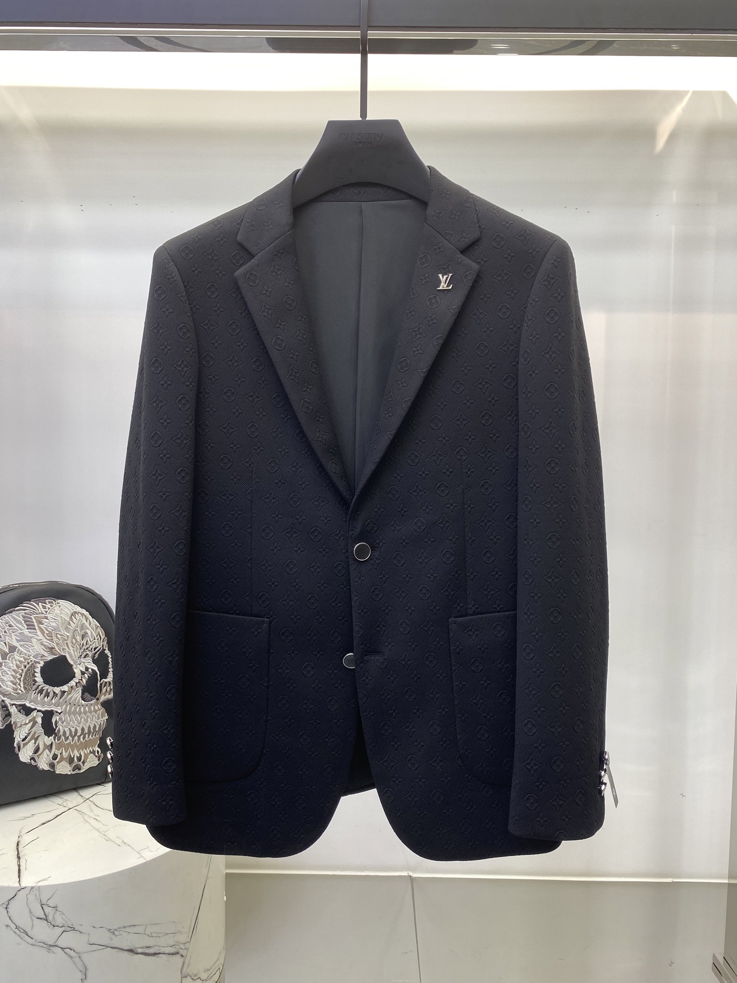 LV2025 autumn new men's casual wool suit jacket, made of high-end custom high-density suit fabric, with finished garments treated with silk gloss, super soft and comfortable, with an excellent texture. Fashionable and stylish upper body, meticulously crafted. The visual effect is super strong. Original tailoring at the counter, all original hardware accessories, and a unique trendy item in the wardrobe. Size: M-3XL 178 140kg L slim fit, maximum weight for wearing 190kg