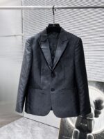 Louis Vuitton LV 2025ss Spring and Autumn new suit, high-end version! Customized fabrics for counters have high breathability and comfort, impeccable details, and brand element design concepts, reflecting high quality. Delicate and soft to the touch! Presenting casual tailoring, the upper body design is superb! Size range: 48-58
