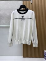The latest round neck sweater for autumn and winter on the Dior 2025 official website is currently on sale at the counter! Specially supplied wool blended fabric Comfortable to feel It can directly touch the skin, with exquisite embroidered logos and badges that are extremely eye-catching! Details highlight the fashionable charm of big brands Exquisite craftsmanship Stereoscopic cutting style The wearing effect is unbeatable and handsome! All three standards are complete! Size: M-3XL