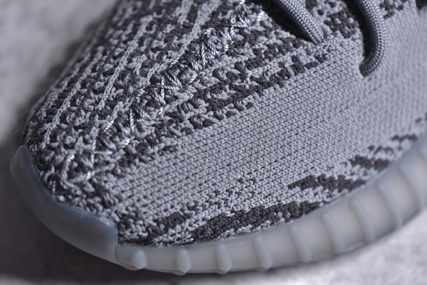 ▪️细节鉴定
新批次 Yeezy 350V2 原鞋开模完美打造