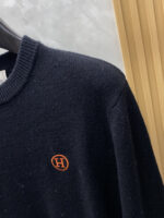 Hermes 2025ss Autumn/Winter New Product Fashionable and Casual Bottom Single Wear Round Neck Business and Leisure Basic High end Knitted 100% Pure Wool Sweater Comfortable and Warm! anti-pilling 👍🏼 Non irritating to the skin, suitable for close fitting, luxurious classic element design! There isn't much complicated craftsmanship involved, just the fusion of design and material. Simple European style autumn and winter essential counter size: M-3XL - Image 4