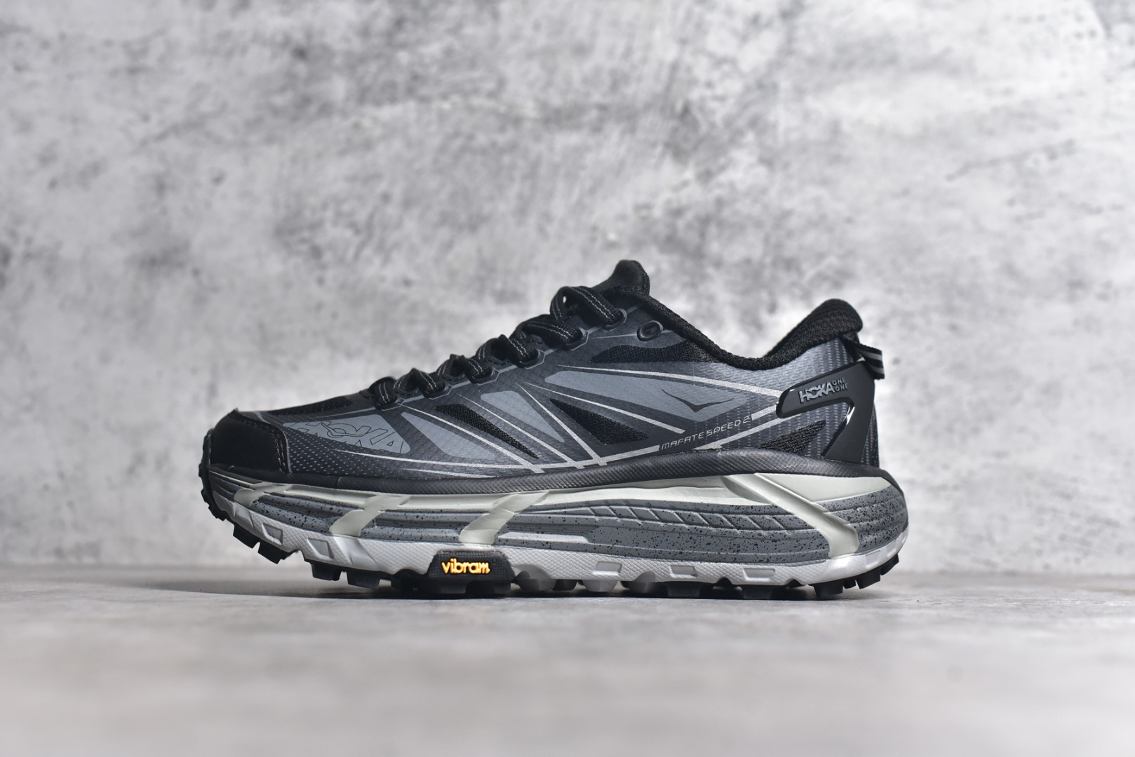 #HOKA ONE ONE Mafate Speed 2
低帮专业越野跑步鞋 实拍首发👏
相较于前几代Mafate包裹感更好
跟Speedgoat(快速羚羊)系列比起来更加舒适
鞋底防滑性能在下坡的石板台阶和原始路面都有很好的表现
HOKA血统属性厚底设计 在快速下坡时起到缓震保护作用
减少重力给予脚踝、膝部、髋关节等处带来的冲击力
官方货号: 1126851DX
尺码: 36 37 37.5 38 38.5 39.5 40 40.5 41.5 42 42.5 43 44 44.5 45