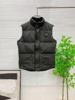 💰Canada Goose加拿大鹅男女同款羽绒马甲
➖ 正品同步防伪芯片感应！
➖ 进口百灵达绣花机定制万针绣花标！
➖ 进口21支涤棉混纺原厂面料，采用Feather-Light 10D防水涂层面料，由84.5的聚酯纤维和15.5的棉制成，100%全网最好手感！
➖ 正品官网同步国标95白鸭绒！等一系列误导！
➖ 100%尼龙nylon里布双重双层封禁设计，防止跑绒，领口及口袋内里采用顶级摇粒绒保暖又舒适！
➖ 吉田YKK客供原厂定制电镀拉头，双向可锁定拉链，紧实顺滑不掉漆！
➖ 3M复合原版魔术贴经久耐用，辅料五金全部拆版定做！
尺码：XS-XXL