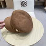 Lv路易威登秋冬款时尚个性保暖鹿茸皮显瘦平顶帽子女网红皮带磨毛鸭舌帽减龄 - Image 7