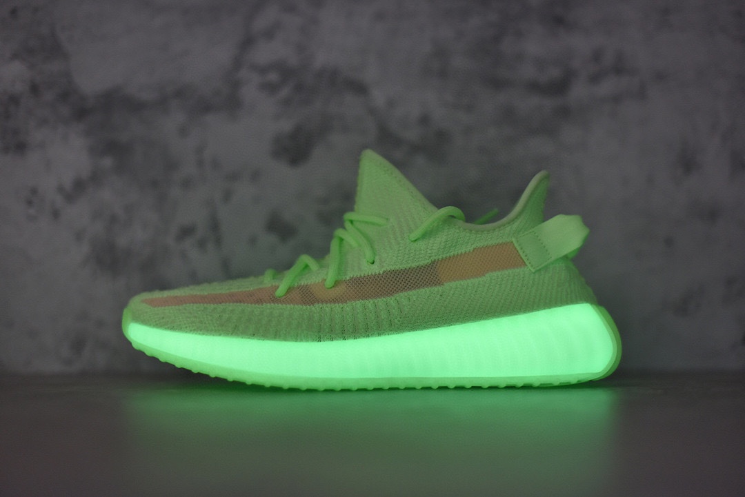 独家纯原 新批次 Yeezy 350V2 原纸版 原鞋开模完美打造 采用辰元飞织鱼丝网原厂面 非进口机台 大底原厂半透明RB巴斯夫满钉大底  原厂东莞百宏3M反光鞋带 质感一致 原厂鑫成新粉原鞋垫 LOGO胶浆印花 钛金针与高士马克线针车精工打造 一切遵循原厂指令单采购同源原材 采购全套原厂进口材料 原纸版 原楦头 市场最强批次 SIZE：36 36.5 37 38 38.5 39 40 40.5 41 42 42.5 43 44 44.5 45 46 47 48
