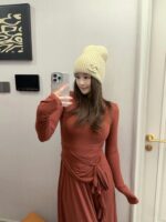 💰Chanel官网品质香奈儿秋冬网红时尚博主推荐款针织帽，藏着不动声色的高级感，每一处线条都透着利落大方，简约而不简单，大方且不失格调，处处细节都彰显着高端品味，时尚感在克制中愈发耐人寻味。