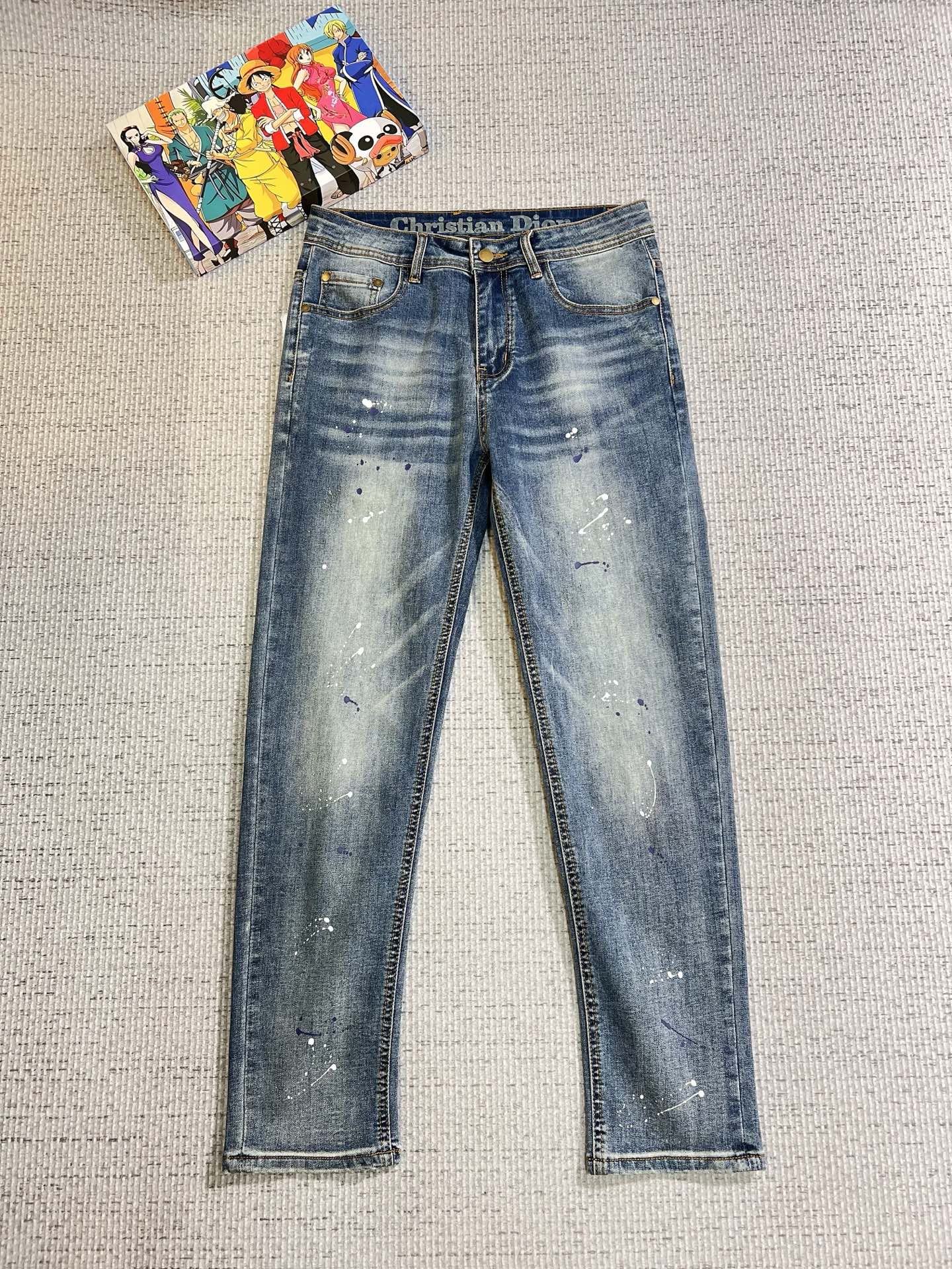 [Dior Jeans | Classic Denim, Embossed with Luxury DNA] When streetwear meets haute couture, a pair of jeans can become a badge of status.
Deconstructing the language of denim with centuries-old craftsmanship, Dior infuses every inch of fabric with a modern attitude and luxurious details, making everyday wear a silent declaration of taste.
✨ A pair of jeans is an attitude, and a legacy.
It's not just a wardrobe essential, but also an interpretation of the brand's spirit—
"From suitcases to jeans, we have always defined the boundaries of luxury with the ultimate craftsmanship."
Sizes: 28-42