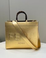 fendi🔥爆版  牛皮搭配超高级琥珀手挽的购物袋是大家一直期待的爆款 我们严格把关把质量做到最顶级🤟百分之💯☑️对版
款号:2801金色
size:36x13x32cm 全套#15940