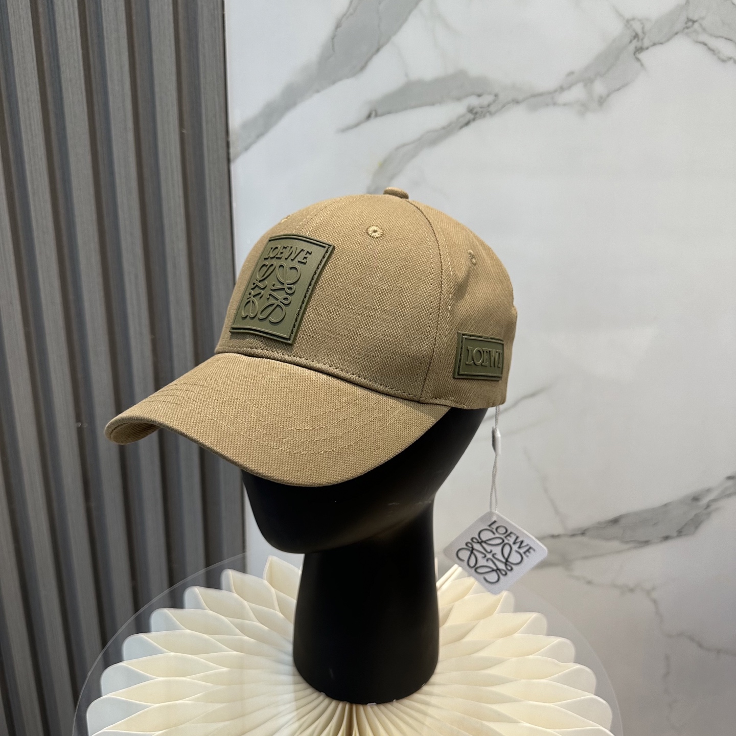 配防尘袋
👒罗意威👒LOEWE新款原版原标设计棒球帽🧢质感超好，外部线条定位标准，做工精细，简约大气低价走量！