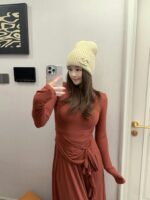 💰Chanel官网品质香奈儿秋冬网红时尚博主推荐款针织帽，藏着不动声色的高级感，每一处线条都透着利落大方，简约而不简单，大方且不失格调，处处细节都彰显着高端品味，时尚感在克制中愈发耐人寻味。 - Image 9