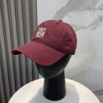 防尘袋
👒罗意威👒LOEWE新款原标设计棒球帽🧢质感超好，外部线条定位标准，做工精细，简约大气低价走量！