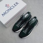 Moncler男士 Monte Runner 防水针织运动鞋
  该系列运动鞋延续了品牌的山地基因，透气防水，耐磨实穿，设计橡胶复合鞋底 适用于任何地形，具有耐久性和出色抓地力，增强缓冲和回弹力 搭配TPU尾翼，
  无论是都市漫游还是各类山地户外运动，都能轻松驾驭，潮酷个性叉充满科技感的外观，喜Gorpcore户外机能风的千万不能错过户外跑步都市漫步设计
Size:38-45 - Image 3