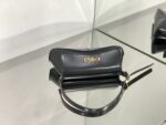 BOX皮
XX翻盖腋下包
Balenciaga这只XX Bag是Balenciaga美包家族最新成员，它的名字以代表亲密的缩写“XX”来命名，简直是情人节必入手的应景包包💖非常流畅的线条和皮革与金属logo的搭配外，XX Bag可随意调节的包带也是让我一眼爱上并入手的原因。将两条背带拼接变成斜挎背包；把背带缩到最短拎在手里，又是俏皮精致都市复古调调；单根背带的最长档位恰好能让XX Bag变身时髦火热的腋下包。型号695645XX尺寸:27x15.5x4.8配原厂盒 - Image 5