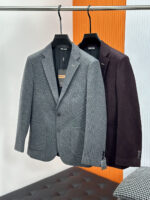 Zegna Jenia 25Fw Autumn/Winter New Collection! -ZEGN * A Men's Light Luxury Fashion Gentleman Wool Suit and Suit, choosing wool single silk is choosing a quality of life, making it a classic in your wardrobe, adding an elegant color to your life. A two button suit with urban fashion, casual and slim fit! 🍁🍁 Autumn is not just about fallen leaves, but also about new clothes. As the weather gradually cools down, a casual item is definitely your best choice. The whole suit is fresh and elegant, with a luxurious and trendy look for men. It exudes vitality while maintaining a graceful demeanor, with a handsome and stylish upper body that is easy to handle!Z suits are renowned for their exquisite craftsmanship and elegant styles. A high-end men's business mainline masterpiece, a suit selected by the elite of the men's clothing industry, and a highly practical casual single suit. A slim fit with a delicate flat collar and round pocket design. Continuing the contemporary style, the exquisite and beautiful Z family metal xxx series logo logo on the chest! Easy to disassemble, it also enhances the sense of design. The slim fit cutting and unique button design have become the visual focus. The channel suits are produced by an old factory, with first-class quality control, texture, and details. Give full dignity and honor.This suit is carefully crafted with high-quality 45% wool, 32% polyester fiber, 20% viscose fiber, and 3% spandex. Solid color wide and slim fit, twill fabric wool has a soft and comfortable feel, and the upper body is lightweight, stylish, and handsome! The fabric is soft, comfortable, and easy to wear, with strong wrinkle resistance. The better the quality of the suit, the more textured it is. The lining is made of satin and fabric, and the edging is exquisitely crafted. Its bone feel is reflected in the cutting of the pattern, which depends on the good cutting bed and professional suit factory.This is a slim fit version that leans towards a fashionable and casual style, making it suitable for formal occasions. Classic high-end gray, stylish and stylish, showcasing a passion and vitality for life.Color: Grey Angra RedSize: 48~58 (m~4xl) 178 135 pounds, wearing L slim fit, maximum wearing 190 pounds48: Chest circumference 100- Shoulder width 43- Sleeve length 60- Clothing length 6850: Chest circumference 104- Shoulder width 44- Sleeve length 61- Clothing length 6952: Chest circumference 108- Shoulder width 45- Sleeve length 62- Clothing length 7054: Chest circumference 112- Shoulder width 46- Sleeve length 63- Clothing length 7156: Chest circumference 116- Shoulder width 47- Sleeve length 64- Clothing length 7258: Chest circumference 120- Shoulder width 48- Sleeve length 65- Clothing length 73