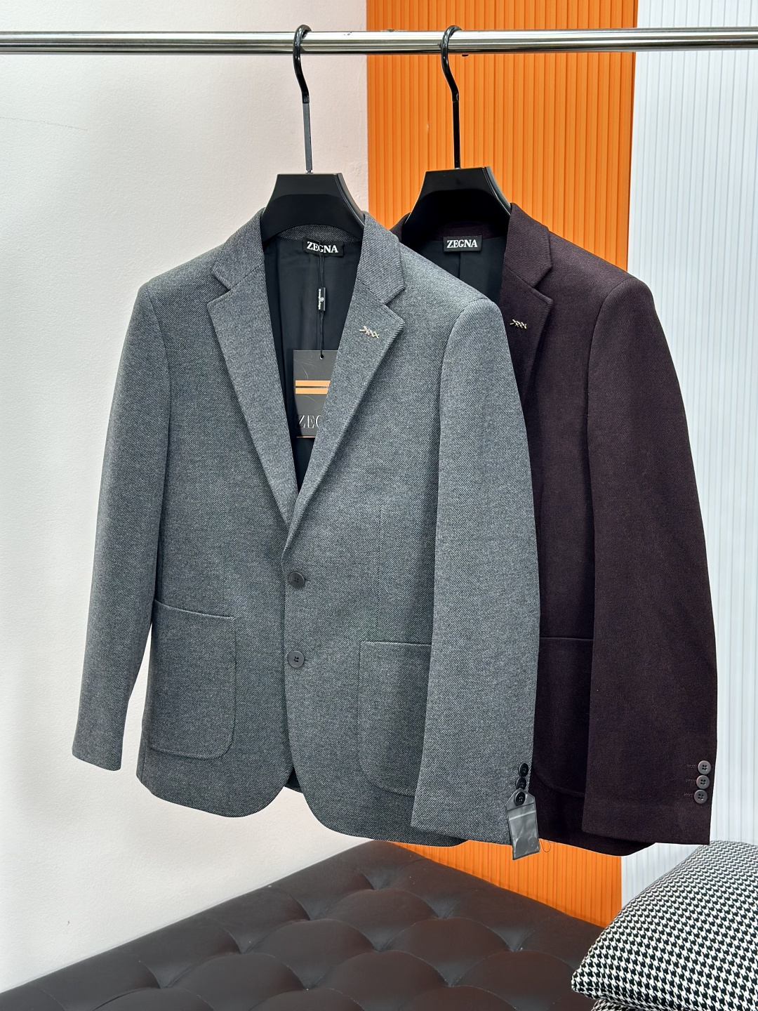 Zegna Jenia 25Fw Autumn/Winter New Collection! -ZEGN * A Men's Light Luxury Fashion Gentleman Wool Suit and Suit, choosing wool single silk is choosing a quality of life, making it a classic in your wardrobe, adding an elegant color to your life. A two button suit with urban fashion, casual and slim fit! 🍁🍁 Autumn is not just about fallen leaves, but also about new clothes. As the weather gradually cools down, a casual item is definitely your best choice. The whole suit is fresh and elegant, with a luxurious and trendy look for men. It exudes vitality while maintaining a graceful demeanor, with a handsome and stylish upper body that is easy to handle!Z suits are renowned for their exquisite craftsmanship and elegant styles. A high-end men's business mainline masterpiece, a suit selected by the elite of the men's clothing industry, and a highly practical casual single suit. A slim fit with a delicate flat collar and round pocket design. Continuing the contemporary style, the exquisite and beautiful Z family metal xxx series logo logo on the chest! Easy to disassemble, it also enhances the sense of design. The slim fit cutting and unique button design have become the visual focus. The channel suits are produced by an old factory, with first-class quality control, texture, and details. Give full dignity and honor.This suit is carefully crafted with high-quality 45% wool, 32% polyester fiber, 20% viscose fiber, and 3% spandex. Solid color wide and slim fit, twill fabric wool has a soft and comfortable feel, and the upper body is lightweight, stylish, and handsome! The fabric is soft, comfortable, and easy to wear, with strong wrinkle resistance. The better the quality of the suit, the more textured it is. The lining is made of satin and fabric, and the edging is exquisitely crafted. Its bone feel is reflected in the cutting of the pattern, which depends on the good cutting bed and professional suit factory.This is a slim fit version that leans towards a fashionable and casual style, making it suitable for formal occasions. Classic high-end gray, stylish and stylish, showcasing a passion and vitality for life.Color: Grey Angra RedSize: 48~58 (m~4xl) 178 135 pounds, wearing L slim fit, maximum wearing 190 pounds48: Chest circumference 100- Shoulder width 43- Sleeve length 60- Clothing length 6850: Chest circumference 104- Shoulder width 44- Sleeve length 61- Clothing length 6952: Chest circumference 108- Shoulder width 45- Sleeve length 62- Clothing length 7054: Chest circumference 112- Shoulder width 46- Sleeve length 63- Clothing length 7156: Chest circumference 116- Shoulder width 47- Sleeve length 64- Clothing length 7258: Chest circumference 120- Shoulder width 48- Sleeve length 65- Clothing length 73