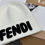 Fendi FENDI Knitted Hat 😘 😱 Simple and elegant 👍  The tight knitting method is very thick, soft and comfortable 🙈 Warm and stylish ❤️ can't bear to put it down 👍 Dear, hurry up and get it 👍😘 Same gender design! - Image 5