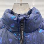 💰 加拿大鹅 Canada Goose 秋冬新款羽绒马甲 
搭配毛衣 卫衣 保暖同时毫无束缚感
采用国标95白鸭绒
轻薄飘逸 给你全方位的温暖！
上身颜值更有水准的洋气
让温暖和风度同行
中心线多重车线呈严整对称 谨守温馨守候 
胸前logo点缀着整件马甲！ 
独特之味道深入骨髓.减龄又十足保暖 既视感简单大气 男女同款 码数：XS-2XL - Image 4