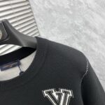 P 180 💐  LV 2025 autumn/winter wool blended round neck knitted sweater, made of imported custom yarn, provides comfortable and warm upper body, and is available for sale at the counter simultaneously. All three standards are complete.Size: M-3XL - Image 4