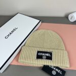 💰Chanel官网品质香奈儿秋冬网红时尚博主推荐款针织帽，藏着不动声色的高级感，每一处线条都透着利落大方，简约而不简单，大方且不失格调，处处细节都彰显着高端品味，时尚感在克制中愈发耐人寻味。 - Image 5