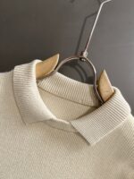 GUCCI 2025官网冬季最新毛衣，专柜同步在售爆款！特供羊毛混纺面料.手感舒适.可直接接触皮肤，logo徽章精致刺绣标志，极为抢眼！细节凸显大牌时尚魅力.精致做工.立体裁剪风格.穿着效果无敌帅气！三标齐全！码数：M-3XL - Image 3