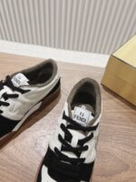Fendi芬迪板鞋首款大头运动鞋~~fendi match篮球运动鞋，最新元素注入加FF复古的设计，超经典百搭系列……
鞋面采用牛皮和牛猄拼接组合，侧面凸起的双F logo，内里采用毛巾布里，TPU发泡组合双色大底不一般的舒适！情侣款35-44(男码加10) - Image 7