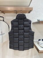 。特级羽绒⬆️Moncler x Christopher Raxxy 明星同款 男女款3D绗缝拉链羽绒马甲. 
🎁出厂标配全套柜台礼盒包装.升级原版磁吸礼盒.
这款羽绒是Moncler xChristopher Raxxy系列的男女同款单品，装饰元素传达了梦想阶梯的设计理念。
演员周雨彤、王安宇倾情演绎“梦幻楼梯”设计理念.
这款立体绗缝羽绒马甲采用轻质抗撕裂面料制成，由品牌携手
Christopher Raxxy合作打造。此款羽绒外套设计源自螺旋楼梯，其装饰元素代表着蜿蜒曲折的命运台阶。
详情
•采用轻质抗撕裂面料制成
•细密抗撕裂面料衬里
•拉链开和
•隐藏式口袋
•防风门襟
•拉链开合
•绗缝贴片，填充羽绒
•联名毛毡标识贴片
Size : 0-4黑色/浅蓝/奶白/三色入.情侣款 - Image 9