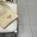 🧢普拉达💰RADA👒 秋冬新款配狐狸毛球专柜针织毛线帽，超火爆💖质感一流，出街超好搭配！减龄神器 - Image 4