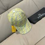 New shipment!Comes with box bag, Fendi's new original baseball cap, double F-jacquard, a perennial hot selling item at the counter, with excellent reputation. Customized 1:1 mold, original jacquard sail fabric+top layer cowhide, lightweight and breathable! Excellent quality, basic head circumference of 56, adjustable patch.