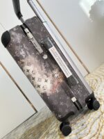 GF4343FB
独家实拍 星空拉杆箱】全新 Horizon 拉杆箱以个性创意革新路易威登的传奇经典，为标志性 Monogram 帆布点缀旅行贴饰，追溯品牌传统行李箱的设计风尚。皮革边角保护和超大外置拉杆丰富智慧细节，打造优雅且实用的旅行伴侣。详细特征35.0 x 23×53cm（长×宽×高）人工测量1-2cm误差 
【温馨提示❤️此款无包装/不支持退换】 - Image 4