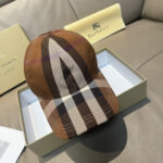 New shipmentComes with a box bag and Burberry original baseball cap, a hot selling item at the counter. Classic plaid, 1:1 custom mold, canvas fabric, pure cotton lining, lightweight and breathable. Perfect design, precise and accurate grid alignment, top layer cowhide leather adjustment buckle, original factory quality, exclusive physical shooting, suitable for both men and women.