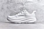 纯原级别 HOKA ONE ONE Clifton 克里夫顿9代专业性能减震公路跑步鞋 轻盈透气的针织网面和纱线的使用让鞋面更挺拔 增强鞋面的强度和支撑性能 搭配柔软的鞋舌 让双脚在舒适包裹中跑的更加畅快 全新泡棉中底 柔软的同时增强回弹性能 为不同跑者提供更平稳流畅的脚感 带来全面的缓冲保护 根据人体工程学设计的延长拉襟 后跟处弹软的海绵填充舒适固定 避免掉跟和摩擦 相比上一代光滑的内衬 Clifton 9的内衬增强了摩擦力 避免双脚在鞋内滑动 SIZE：36 36.5 37.5 38 38.5 39 40 40.5 41 42 42.5 43 44 44.5 45