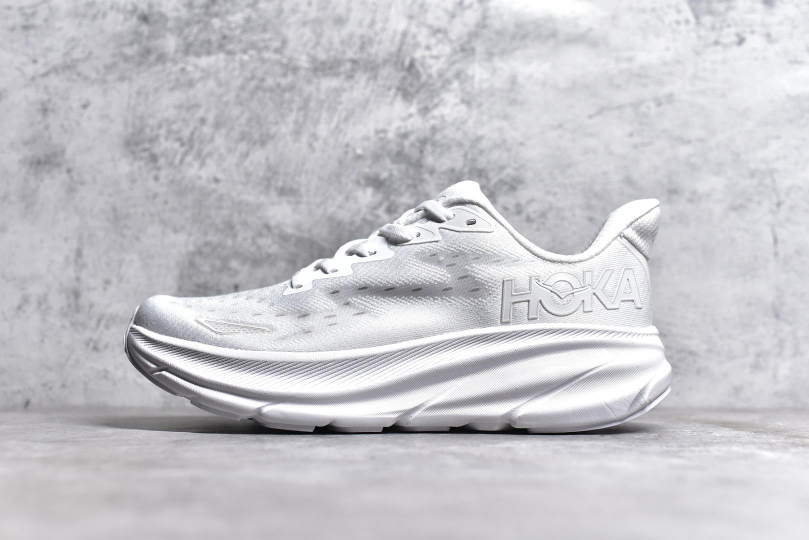 纯原级别 HOKA ONE ONE Clifton 克里夫顿9代专业性能减震公路跑步鞋 轻盈透气的针织网面和纱线的使用让鞋面更挺拔 增强鞋面的强度和支撑性能 搭配柔软的鞋舌 让双脚在舒适包裹中跑的更加畅快 全新泡棉中底 柔软的同时增强回弹性能 为不同跑者提供更平稳流畅的脚感 带来全面的缓冲保护 根据人体工程学设计的延长拉襟 后跟处弹软的海绵填充舒适固定 避免掉跟和摩擦 相比上一代光滑的内衬 Clifton 9的内衬增强了摩擦力 避免双脚在鞋内滑动 SIZE：36 36.5 37.5 38 38.5 39 40 40.5 41 42 42.5 43 44 44.5 45