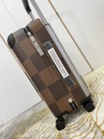 GF4343FB独家实拍 丝印熊拉杆箱】全新 Horizon 拉杆箱以个性创意革新路易威登的传奇经典，为标志性 Monogram 帆布点缀旅行贴饰，追溯品牌传统行李箱的设计风尚。皮革边角保护和超大外置拉杆丰富智慧细节，打造优雅且实用的旅行伴侣。详细特征35.0 x 23×53cm（长×宽×高）人工测量1-2cm误差 【温馨提示❤️此款无包装/不支持退换】 - Image 5