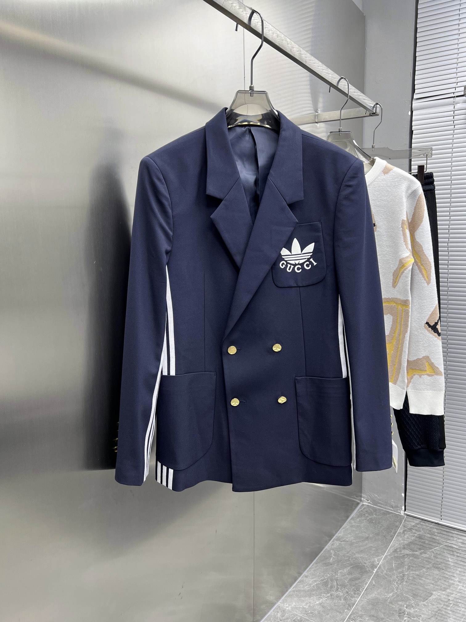Gucci 2025ss Spring and Autumn new suit, high-end version! Customized fabrics for counters have high breathability and comfort, impeccable details, and brand element design concepts, reflecting high quality. Delicate and soft to the touch! Presenting casual tailoring, the upper body design is superb! Sizes: 48-56 can be paired with a set