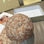 Comes with box and bag, Burberry's latest baseball cap, genuine custom made, brand new TB pattern, original printed fabric, meticulously crafted and flawless, original factory quality, exclusive physical shooting, easy to assemble! - Image 6