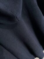 巴黎世家 2025官网冬季最新毛衣，专柜同步在售爆款！特供羊毛混纺面料.手感舒适.可直接接触皮肤，logo徽章精致刺绣标志，极为抢眼！细节凸显大牌时尚魅力.精致做工.立体裁剪风格.穿着效果无敌帅气！三标齐全！码数：M-3XL - Image 6