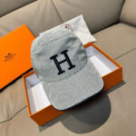 配盒子布袋，HERMÈS (爱马仕)原单棒球帽，经典H，正品开模订制，原版透气帆布面料+头层牛皮，原厂精钢调节扣，做工细致，时尚帅气质量超赞！
