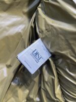 蒙口 moncler 🌟
大标马甲两色合拍图 Moner盟可睐 早秋新品 Lipsi男士羽绒马甲，演绎Moner经典设计，是换季衣橱的必需单品。采用轻盈的功能性lon laque面料制成，撞色衬里尽显活力。
款号：大标马甲

尺码：12345
颜色：米白 黑色 - Image 9