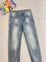 [Dior Jeans | Classic Denim, Embossed with Luxury DNA] When streetwear meets haute couture, a pair of jeans can become a badge of status.
Deconstructing the language of denim with centuries-old craftsmanship, Dior infuses every inch of fabric with a modern attitude and luxurious details, making everyday wear a silent declaration of taste.
✨ A pair of jeans is an attitude, and a legacy.
It's not just a wardrobe essential, but also an interpretation of the brand's spirit—
"From suitcases to jeans, we have always defined the boundaries of luxury with the ultimate craftsmanship."
Sizes: 28-42 - Image 2