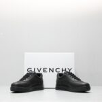 🌟  《顶级品质》
GⅣENCHY纪梵希魔术贴经典款 
专柜官网同步 市面最高版本 原版一比一复刻 四季潮鞋！纪凡希鞋子做工讲究 每一条走线都是按照原版样式 基本做到零瑕疵 媲美专柜 毫无压力 此款鞋即新潮又百搭！
▪️鞋面:进口摩术贴
▪️鞋面:进口头层牛皮
▪️垫脚:羊皮内里
▪️大底:原版TPU
▪️码数:女35一40 男39一44 - Image 3