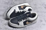 ▪🐼权威实拍💯#SI32310
新货🚀#Air Jordan AJ1 Low 低帮 白黑金钩 IH0649-021 全新流水线出品 DT版本唯一平替选择 市场第二梯队最强版 全部原鞋开发 原楦原纸板开发 全鞋电脑针车 原厂内置全掌气垫 原盒内在原标 唯一Zp原版鞋带绑法 免检产品 全新2022版型 全头层皮料 完美零毛边处理 原厂配置全掌气垫 价格定位良心 几十个配色陆续出货 实拍调校N版已经零色差零失真 百分百还原实物色彩所见即所得 不存在货不对板色差等低级问题 选购参考实物拍摄 不混卖不参货 只用心做好货严格选品 承诺混一赔十 SIZE：36 36.5 37.5 38 38.5 39 40 40.5 41 42 42.5 43 44 44.5 45 46 - Image 7