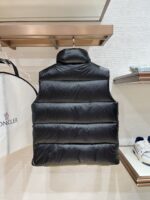 特级羽绒⬆️Moncler Tibb男士羽绒马甲（全新哑光雾面）特级95鹅颈绒填充.极致轻便.850+蓬松度.

🎁出厂标配全套柜台礼盒包装.升级原版磁吸礼盒.
Tibb男士羽绒马甲是经典的Moncler设计单品，采用轻盈尼龙面料制成，演绎醒目配色。

Tibb男士羽绒马甲是Moncler的经典单品，灵感源于80年代的标志性典藏廓形。采用longue saison面料制成，适合换季时节穿着。这种尼龙面料具有轻盈性和保护性。
详情
•采用longue saison面料制成
•Longue saison衬里
•填充羽绒
•衣领设有按扣
•拉链开合
•拉链口袋
•尺码参照
•常规版型
•贴身的肩部与胸部
•方正腰部
•长度（衣领至下摆）：68厘米
•颜色 黑色/卡其色
Size：1-5 情侣款
D00650 - Image 9