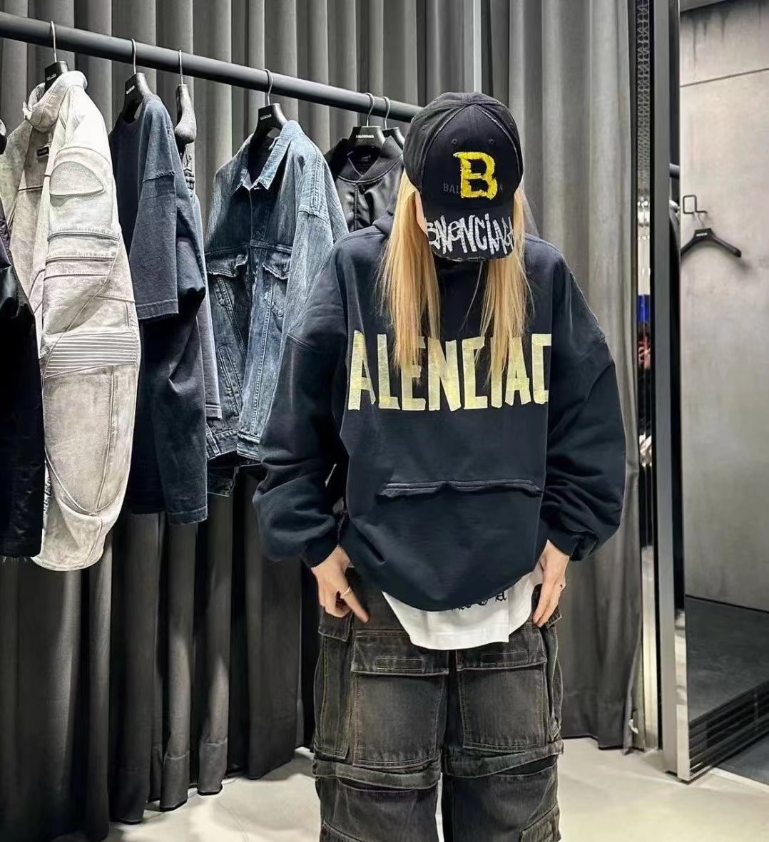 BALENCIAGA new embroidered logo baseball cap from Balenciaga, cool color scheme, with different styles for men and women to wear. The first batch will be shipped first! Paris fans must make a purchase!